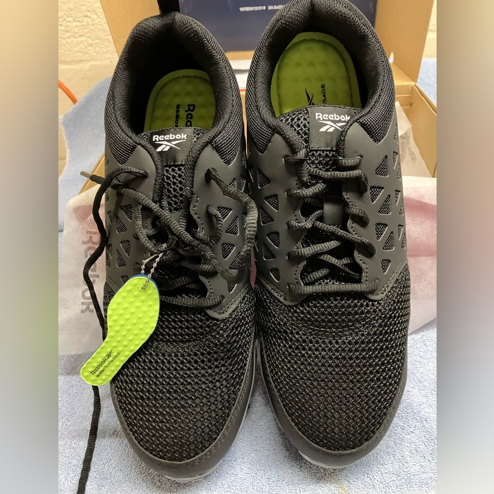 Reebok Men's Black alloy toe work sneakers ( NWOT